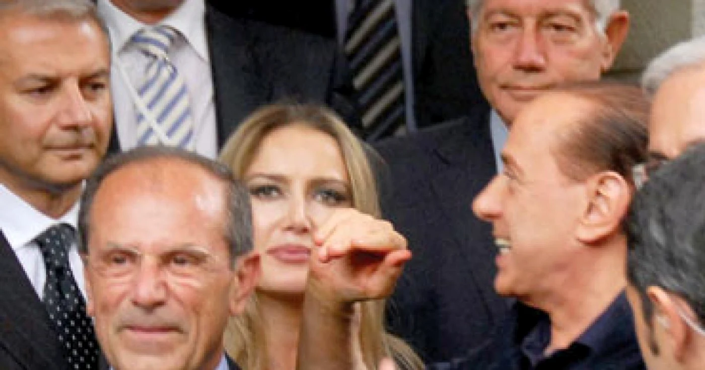 VIDEO Berlusconi, făcut k.o. de o damă de companie