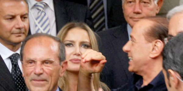 VIDEO Berlusconi, făcut k.o. de o damă de companie