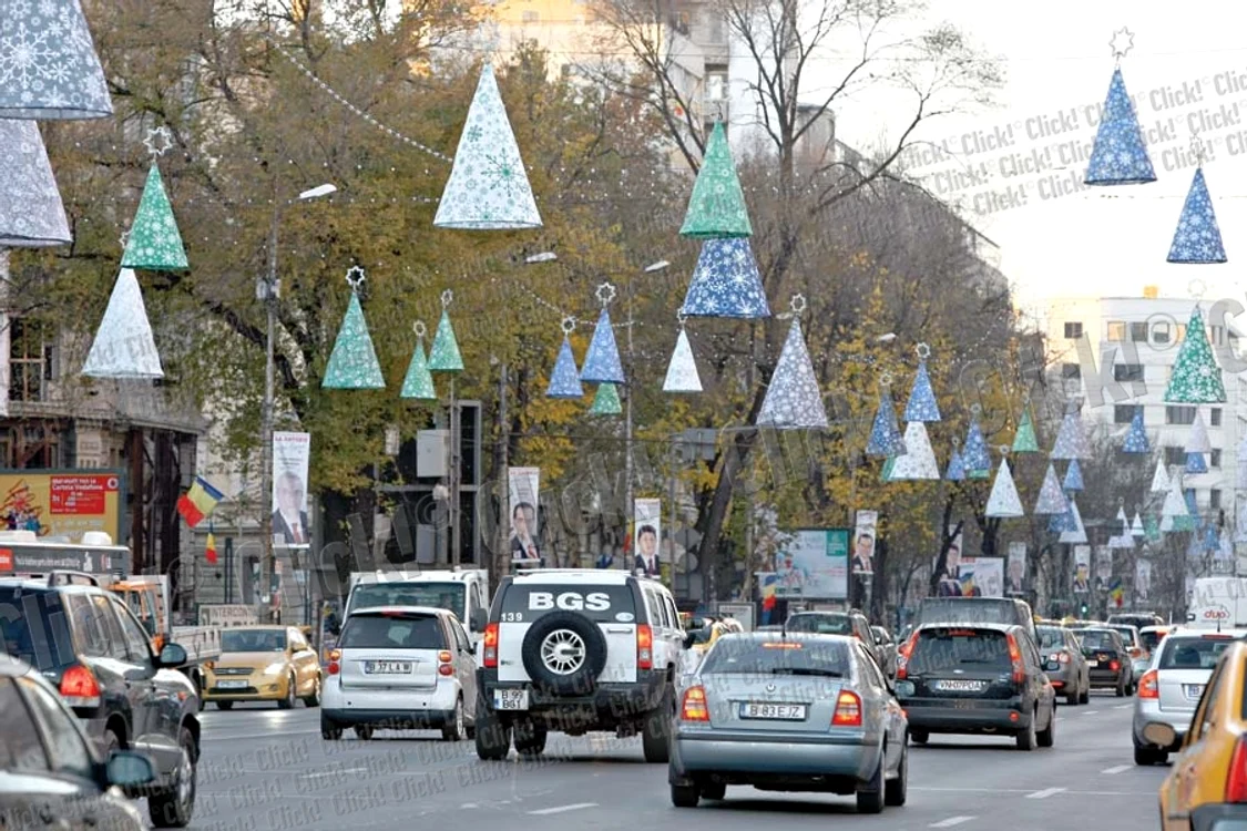 Bulevardul Magheru din Bucureşti a fost decorat deja cu leduri şi brăduţi din material textil