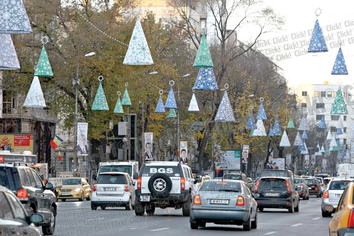 Bulevardul Magheru din Bucureşti a fost decorat deja cu leduri şi brăduţi din material textil