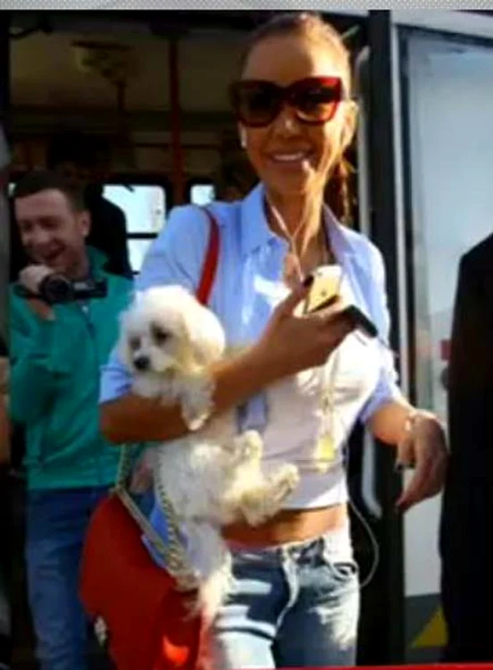 
    Bianca Drăguşanu coborând din tramvai Foto: Captură Acasă TV  