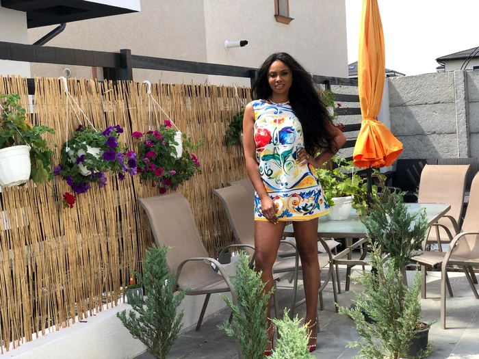 Laurette s-a aranjat pentru o ședință foto în curtefoto: arhivă personală