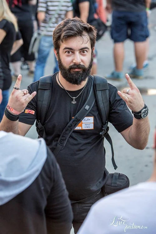 Cătălin este din Buzău și este de meserie fotograf