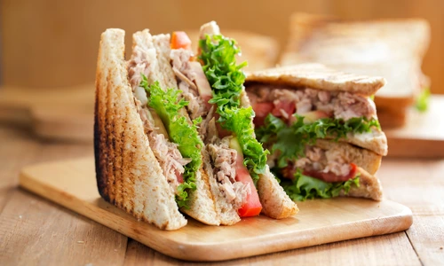 Sendvis cu ton  Sursa foto shutterstock 678222832 jpg