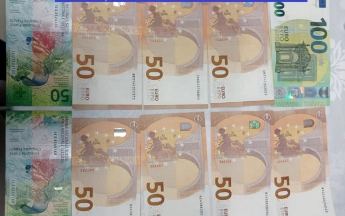 
    În urma perchețiilor polițiștii au capturat droguri în valoare de 300.000 de euro Sursă foro: Poliția Româna/ D.I.I.C.O.T  