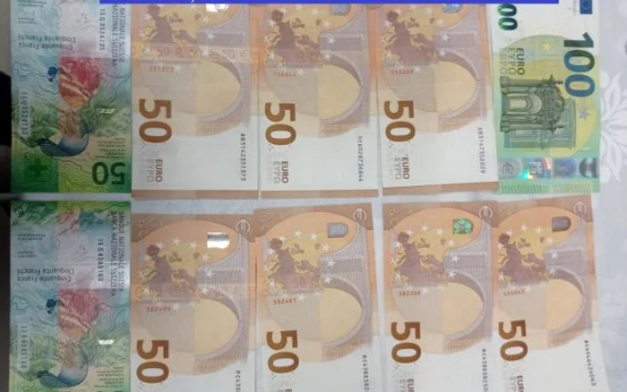 
    În urma perchețiilor polițiștii au capturat droguri în valoare de 300.000 de euro Sursă foro: Poliția Româna/ D.I.I.C.O.T  