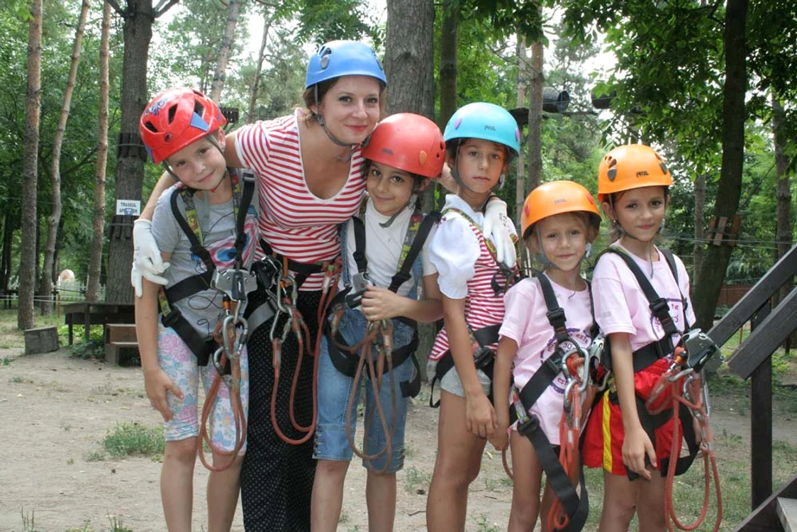 
    Iulia Mărginean, alături de copiii de la Centrul PinocchioFoto: Prima TV  