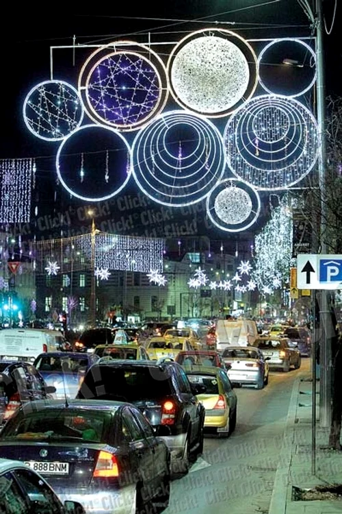 În Piaţa Universităţii puteţi vedea printre altele, cel mai mare brad din oraş şi diverse proiecţii de lumini pe faţada sediului BCR (Fotografii: Dorin Constanda)