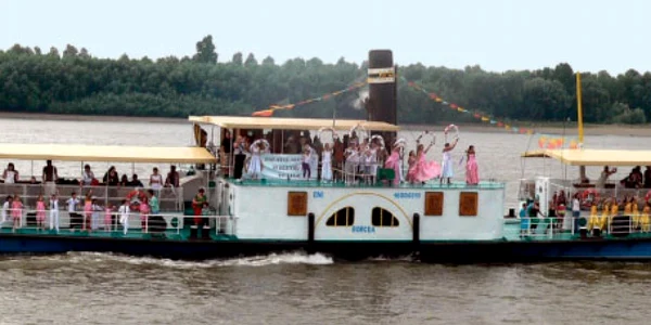 Nava Borcea, la prima sa ieşire după reparaţii, de Ziua Marinei 2009