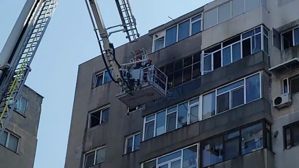 Zeci de oameni scoși dintr-o clădire după ce un apartament a ars. Proprietarul, o bătrână de 93 de ani, intoxicată cu fum. Zeci de oameni scoși dintr-o clădire după ce un apartament a ars. Proprietarul, o bătrână de 93 de ani, intoxicată cu fum.