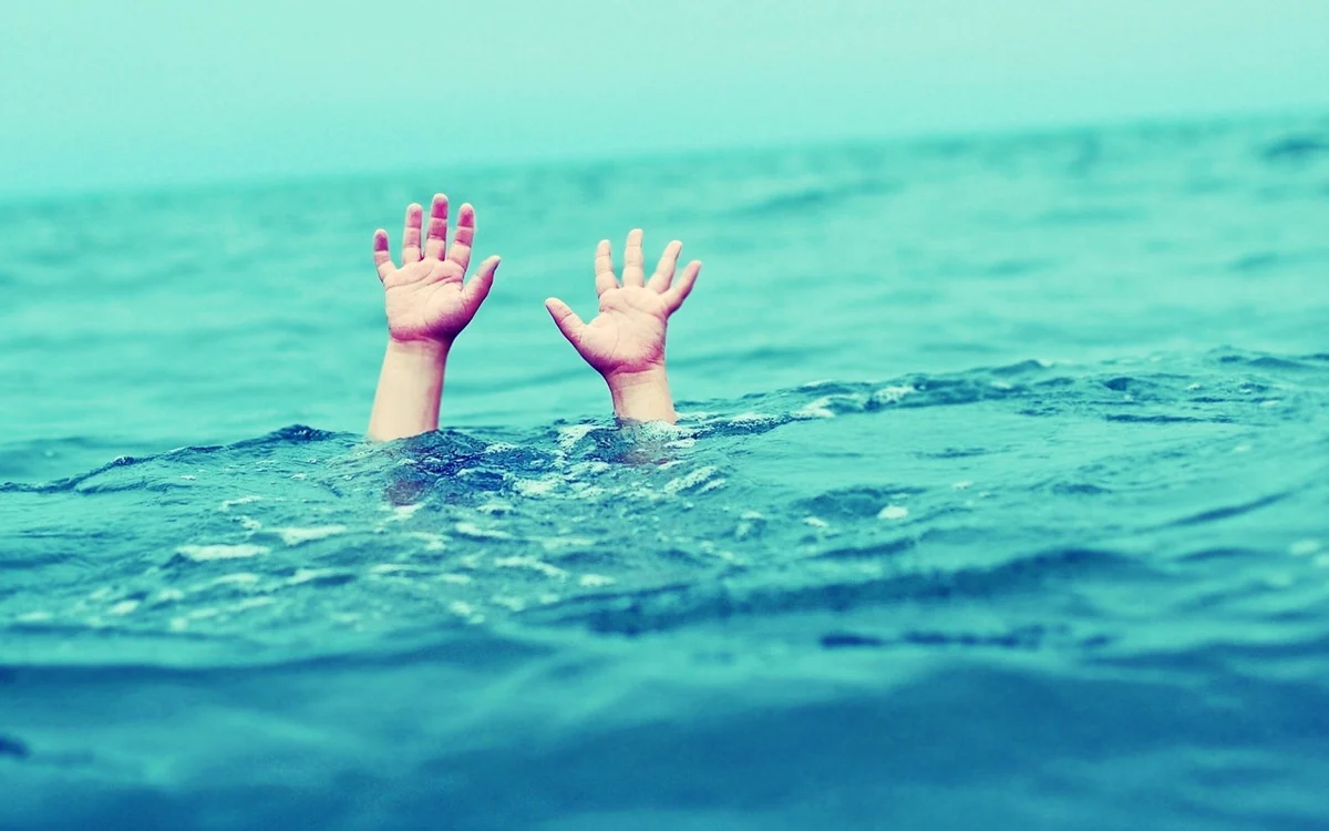 În realitate, de foarte puţine ori se întâmplă ca victima să ceară ajutor chiar şi în acest fel, cu mâinile