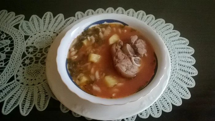 
    Ciorbă ţărănească cu rasol de porc  