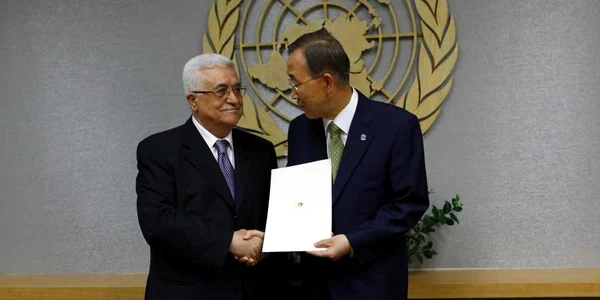 Foto Reuters - Mahmud Abbas şi Ban Ki-moon, în momentul predării cererii de aderare a statului Palestina la ONU 