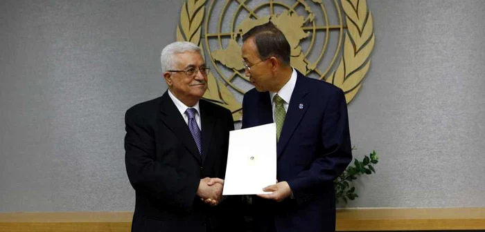 Mahmud Abbas şi Ban Ki-moon, în momentul predării cererii de aderare a statului Palestina la ONU. FOTO: Reuters