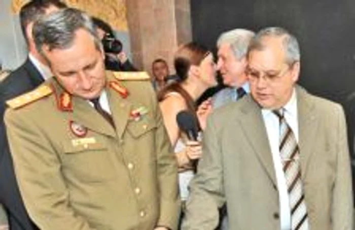 Dumitru Prunariu a fost bucuros să-şi revadă vechi prieteni în fotografiile expuse