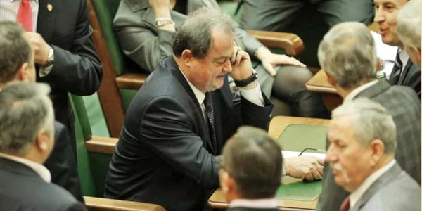 Vasile Blaga, înconjurat de senatorii PDL care l-au sprijinit să obţină şefia Senatului   