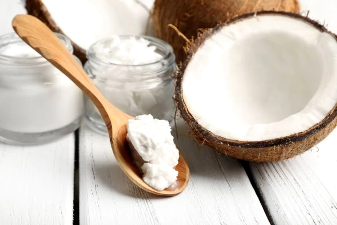 
    Uleiul de cocos te ajută să-ţi păstrezi tinereţea şi frumuseţea  