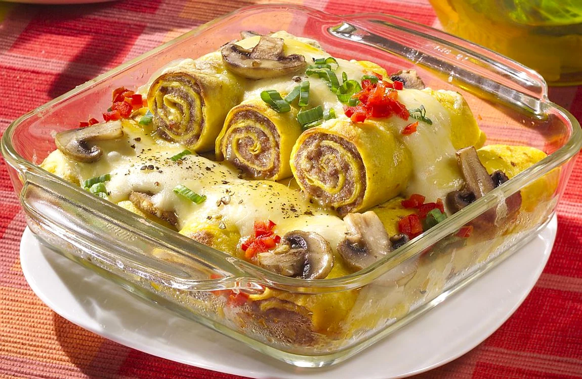 clatite cu carne tocata si sos de branza jpeg