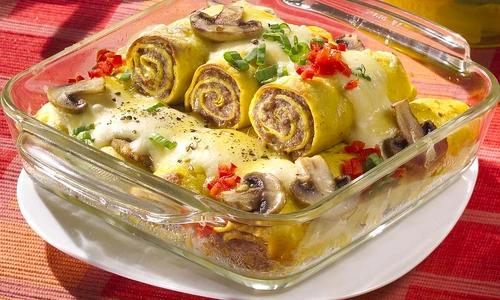 clatite cu carne tocata si sos de branza jpeg