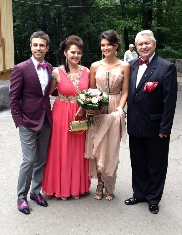 Alina Puşcas şi fostul ei şoţ, Viktor, alături de mama ei şi de Gheorghe Turda, la cununia civilă a prezentatoarei TV