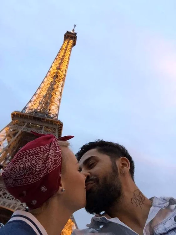 Cei doi s-au sărutat în faţa turnului Eiffel 