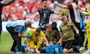 Canadianul Ismaël Koné, accidentat de jucatorul lui Qatar, Assim Madibo, Campionatul Mondial 2026 (EPA) jpg