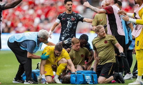 Canadianul Ismaël Koné, accidentat de jucatorul lui Qatar, Assim Madibo, Campionatul Mondial 2026 (EPA) jpg