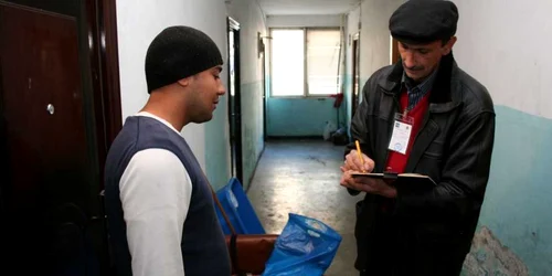 Recenzorii bat la uşile botoşănenilor