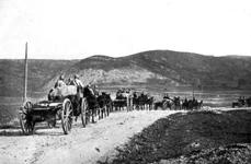 Artilerie romanească în drum spre front, în timpul Primului Război Mondial (sursa: Gogu Negulesco, „Rumania's sacrifice”, New York Century Co, 1918)
