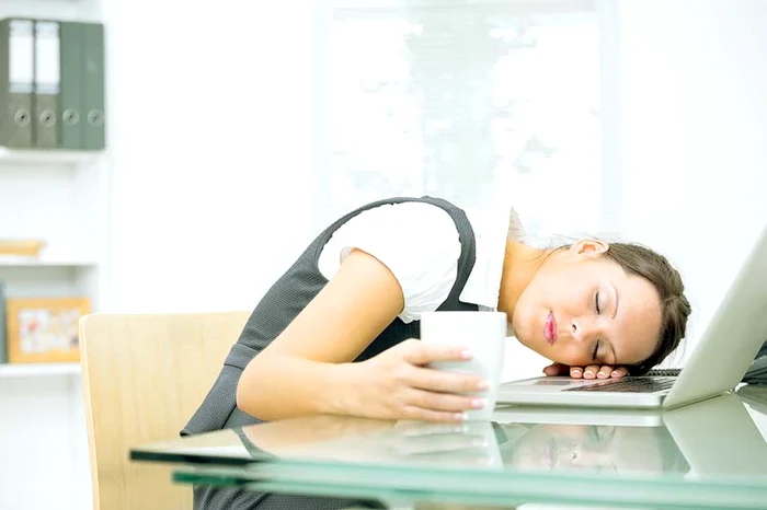 Te „simţi stoarsă de energie“ chiar dacă te culci în fiecare seară la aceeaşi oră şi dormi suficient.