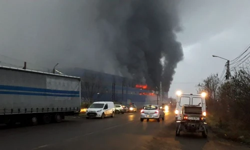 O hală de peste 4 000 de mp din Câmpia Turzii a fost cuprinsă de flăcări jpeg