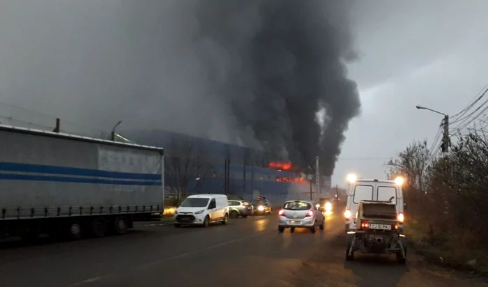 O hală de peste 4.000 de mp din Câmpia Turzii a fost cuprinsă de flăcări