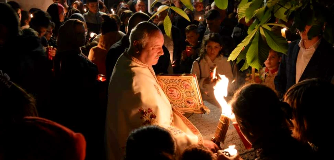 Mii de oameni au luat Lumină în noaptea de Înviere FOTO Dana Mihai