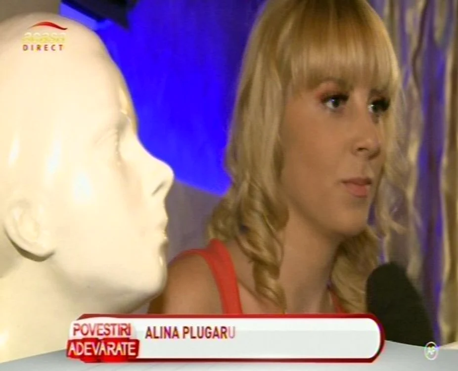 Alina, alături de statuia din salonul de masaj
