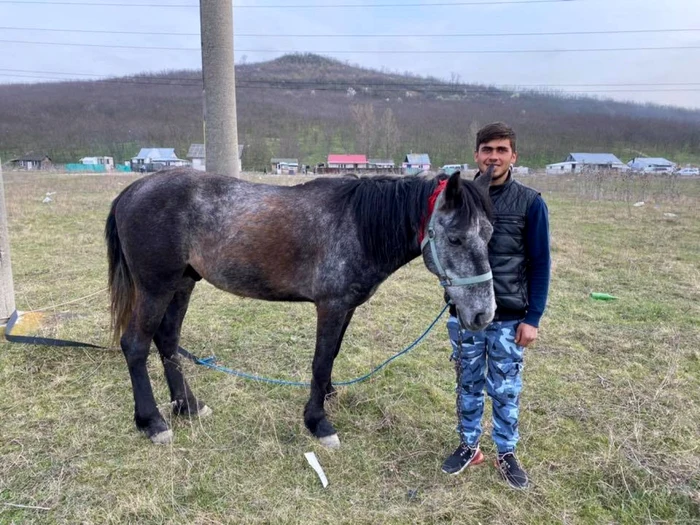 Sergiu Ion Ciobotariu şi calul pe care a mers la maternitatea din Iaşi. FOTO Facebook Casa Share