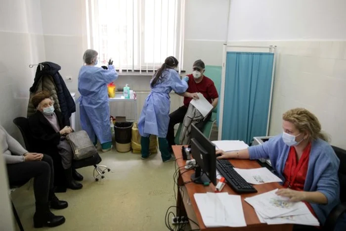 Dascălii din judeţul Călăraşi, aşteptaţi să se vaccineze FOTO Adevărul