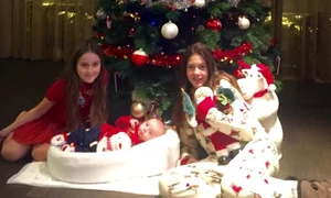 Fetiţele Amaliei Năstase au mare grijă de frăţiorul lor jpeg