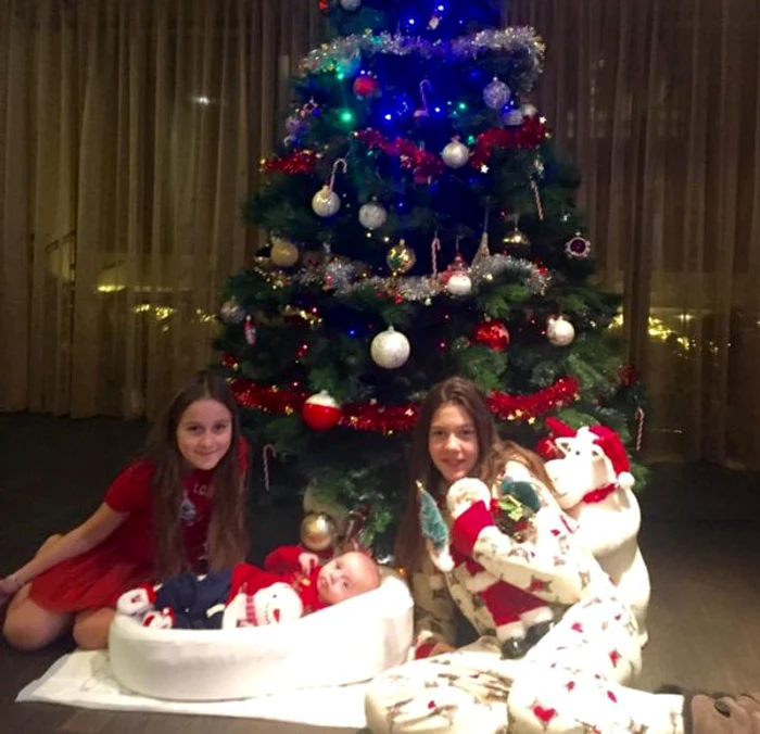 Fetiţele Amaliei Năstase au mare grijă de frăţiorul lor