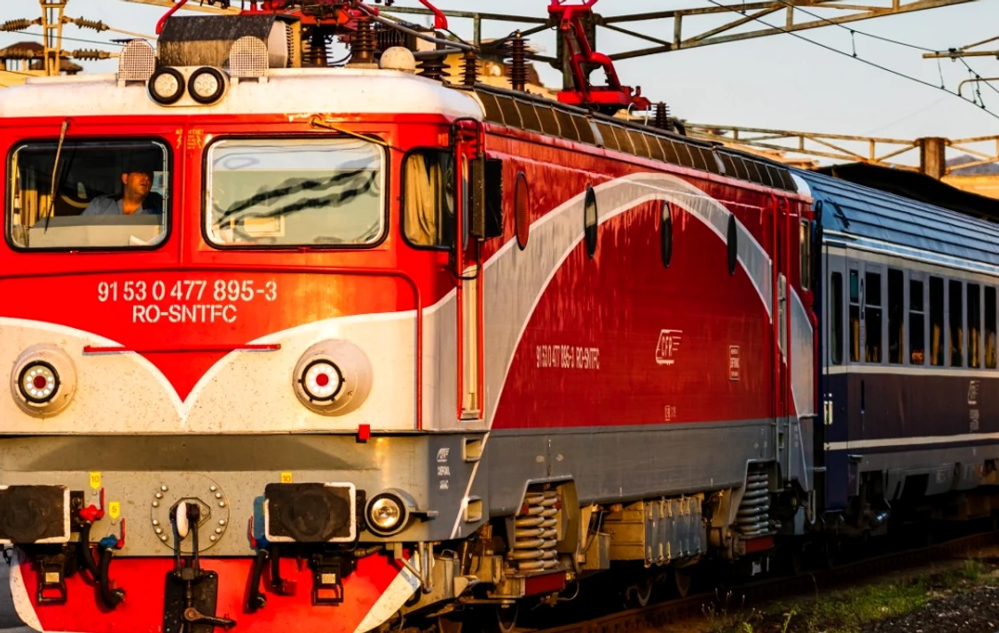 Locomotiva a lovit un macaz. FOTO Shutterstock