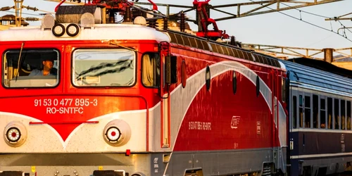 tren cfr calatori locomotiva gara de nord foto shutterstock