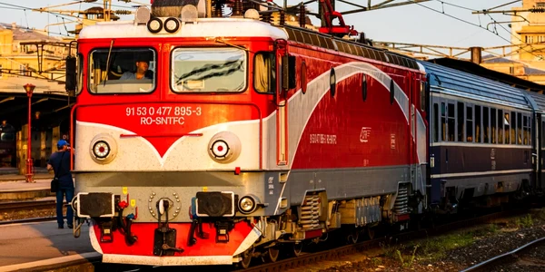 tren cfr calatori locomotiva gara de nord foto shutterstock
