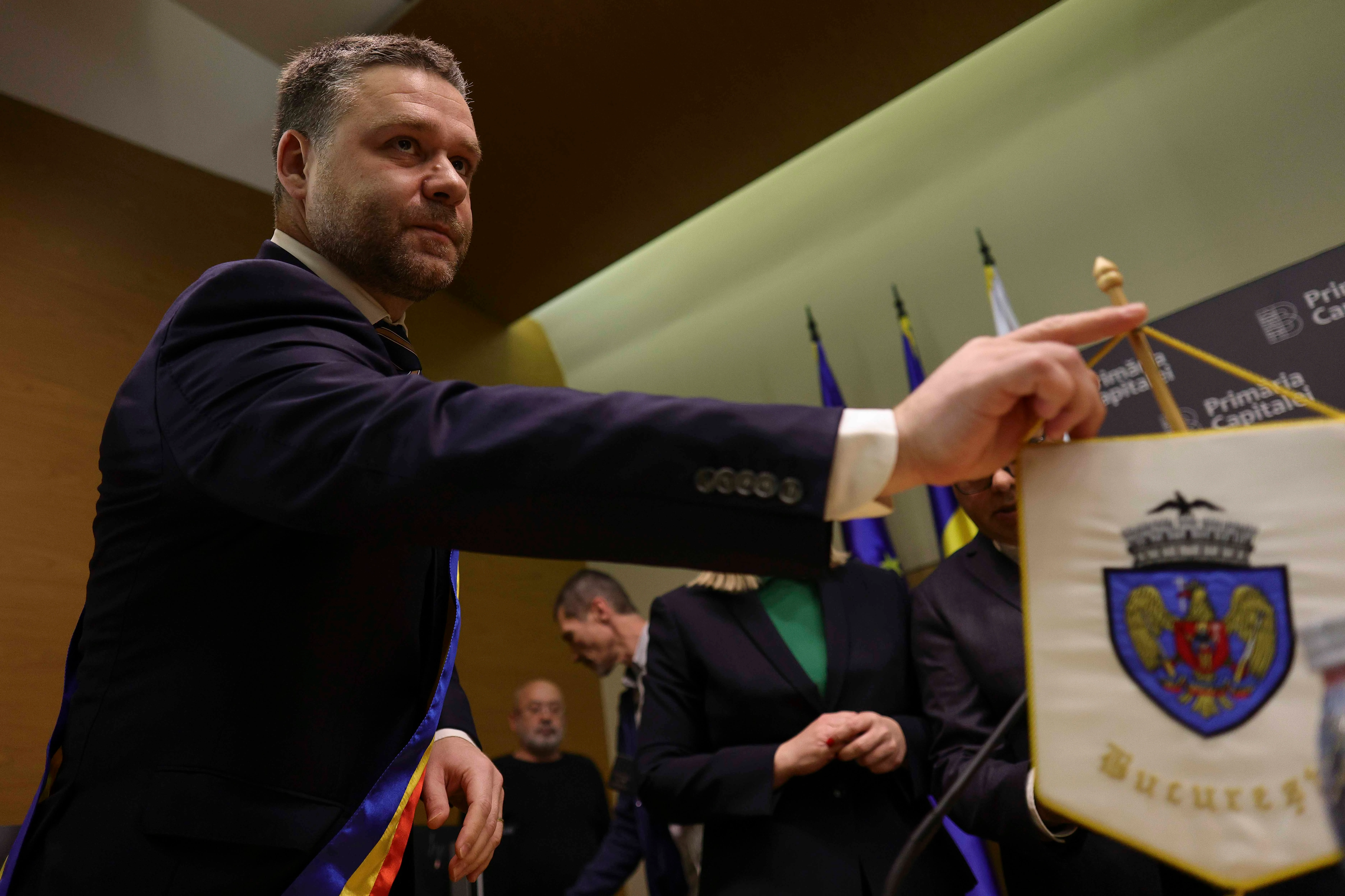 Ciprian Ciucu vrea să elimine gratuitatea STB pentru pensionarii cu venituri mari. Ce prevede inițiativa primarului general SURSE