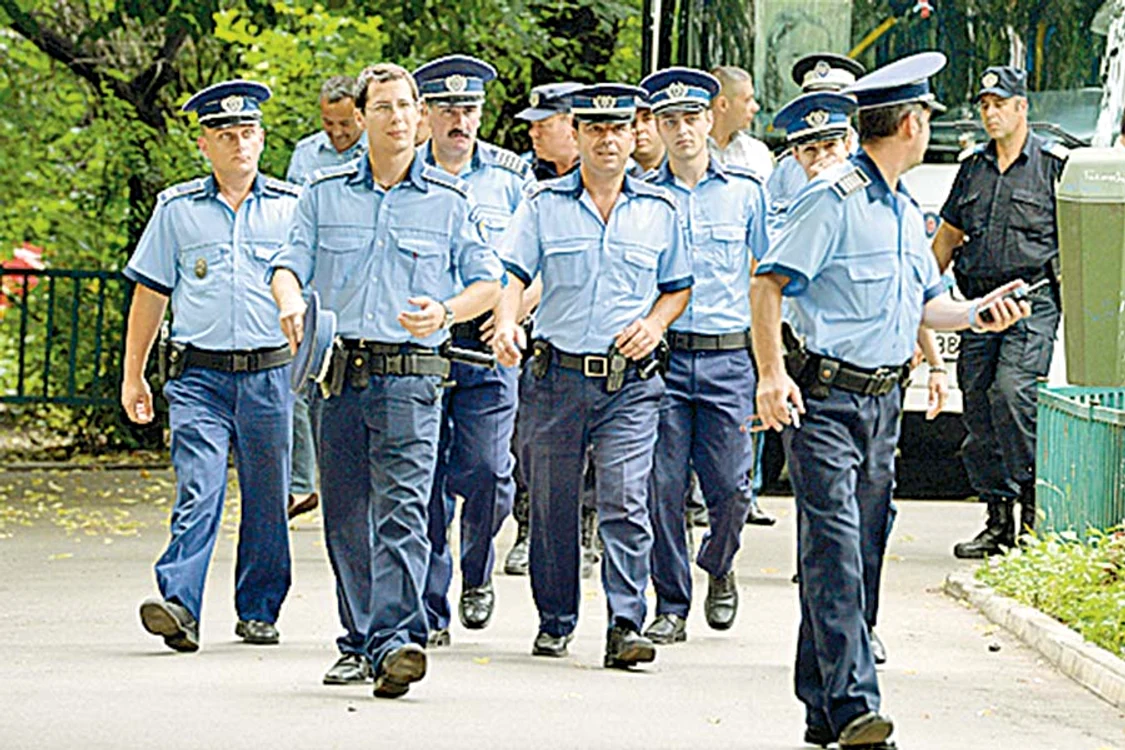 Copiii au ieşit din liceu  după ce au stat mai multe ore  sub supravegherea poliţiştilor (FOTOGRAFII: DORIN CONSTANDA, mediafax)