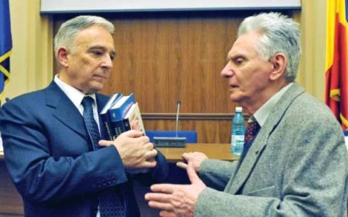 În 2009, la o discuţie cu Guvernatorul BNR, Mugur Isărescu Foto: Agerpres
