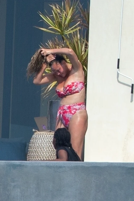 1 chrissy teigen celulita costum de baie 3 jpg jpeg