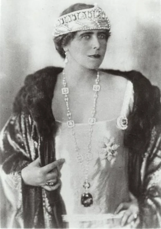 Regina Maria și celebrul ei safir. FOTO: Casa Regală