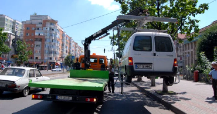 Slatina: Maşinile parcate neregulamentar sunt ridicate