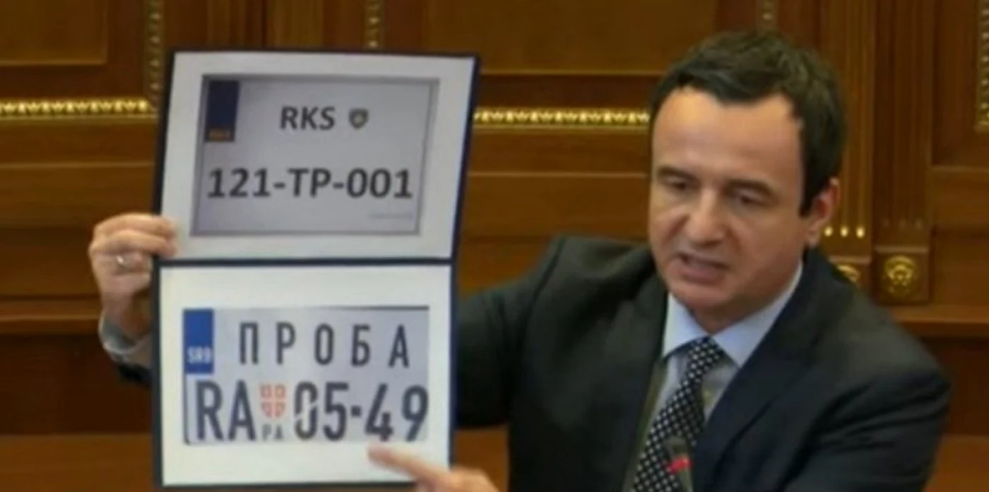 Albin Kurti prezinta placutele de inmatriculare