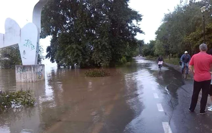 La Galaţi, Dunărea a inundat faleza FOTO Adevărul