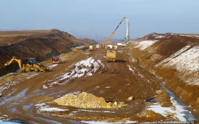 Lucrări pe autostrada Lugoj - Deva. FOTO: Daniel Guţă. ADEVĂRUL.